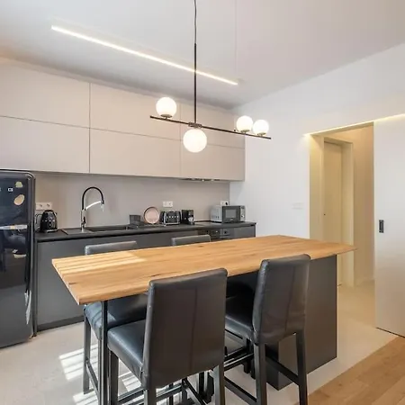 Top-notch Location, An Exceptionally Stylish Flat Апартаменти *